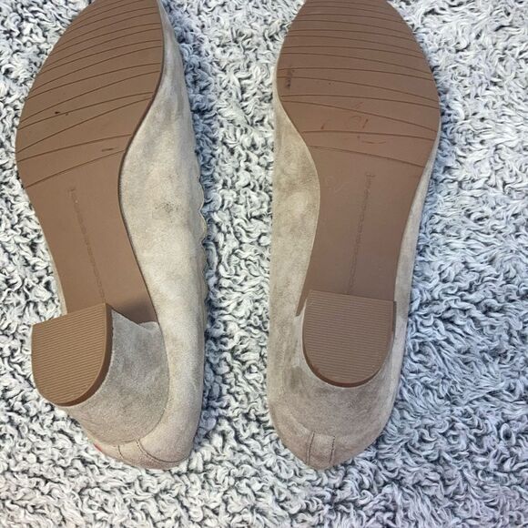 VAN ELi 9 Suede Scalloped Kitten Heel Shoes - Picture 6 of 12